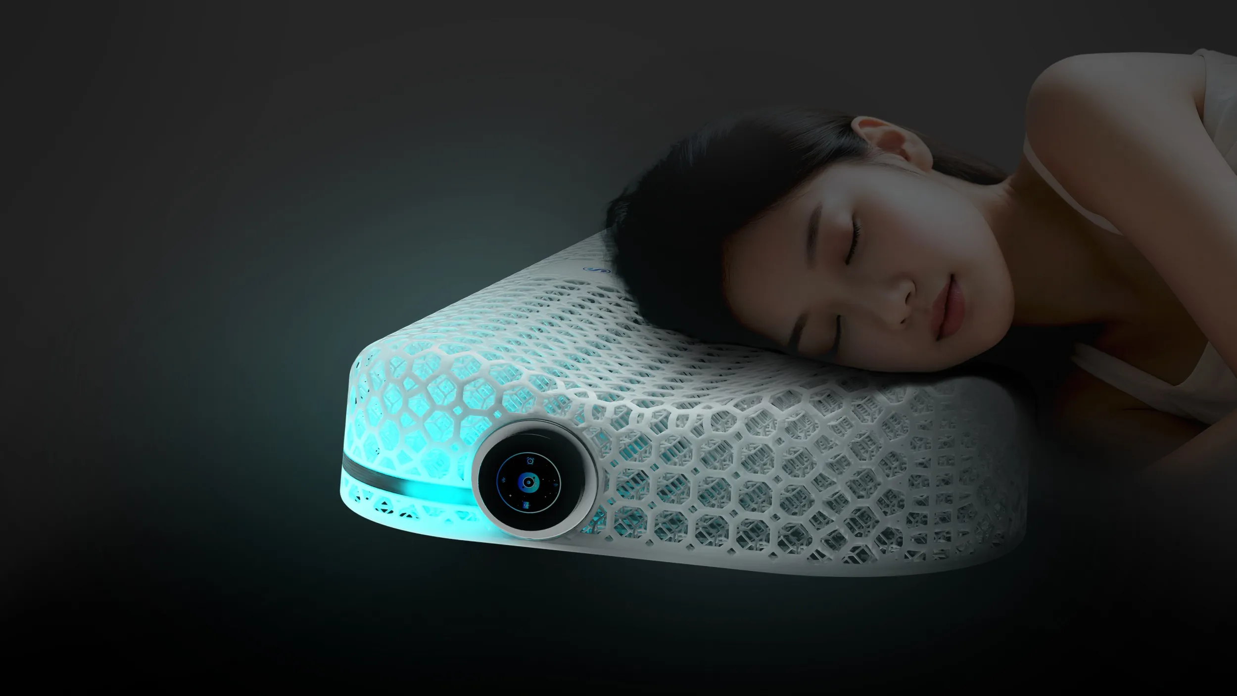 Une femme endormie sur l’oreiller DreamLink, sa base doucement lumineuse